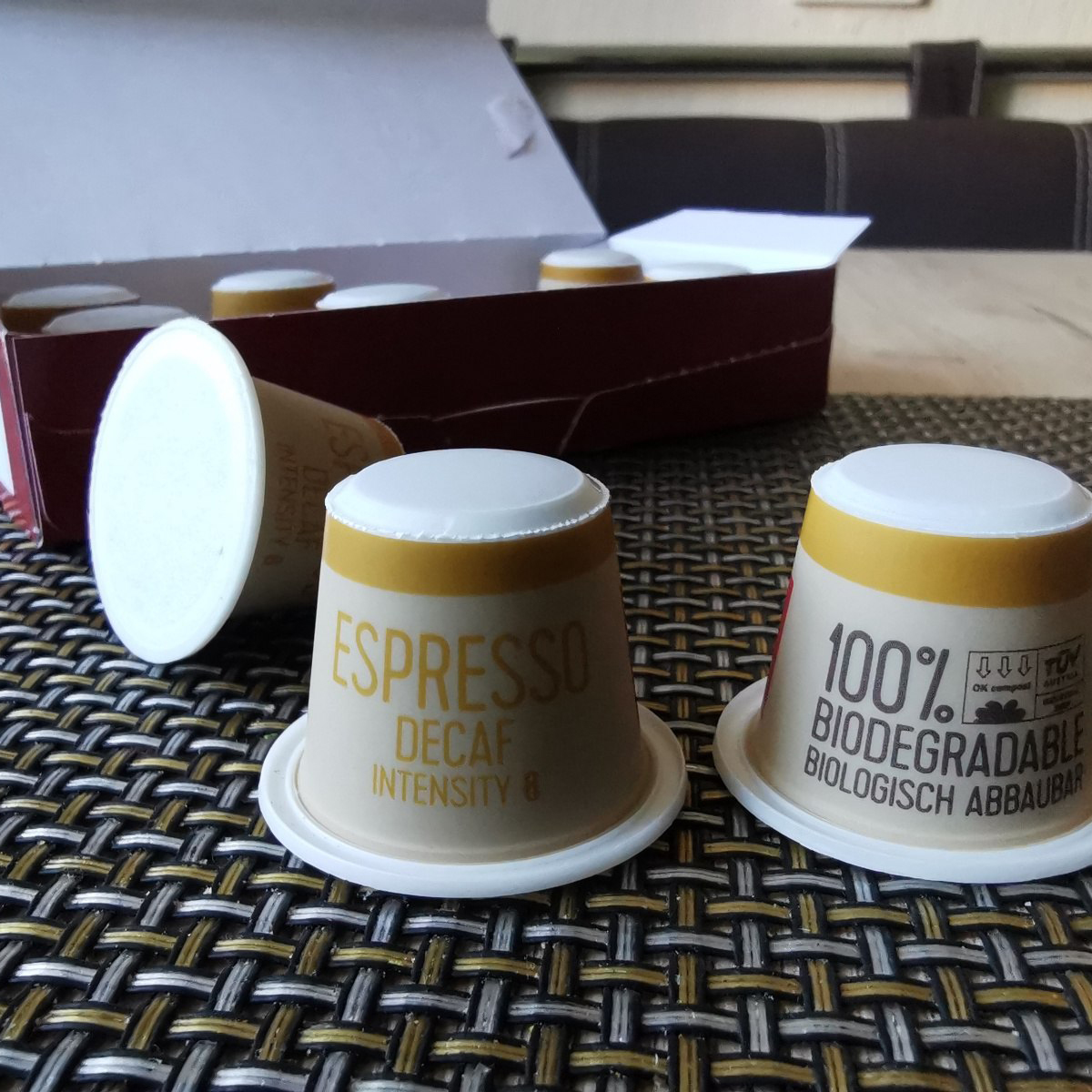 Кава в капсулах Julius Meinl Espresso Decaf Biodegradable Nespresso® - на столі